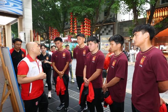 据《每日体育报》报道，随着巴萨决定签下左脚中卫里亚德，俱乐部决定在明夏出售一名中卫，克里斯滕森或者孔德可能会被选中。